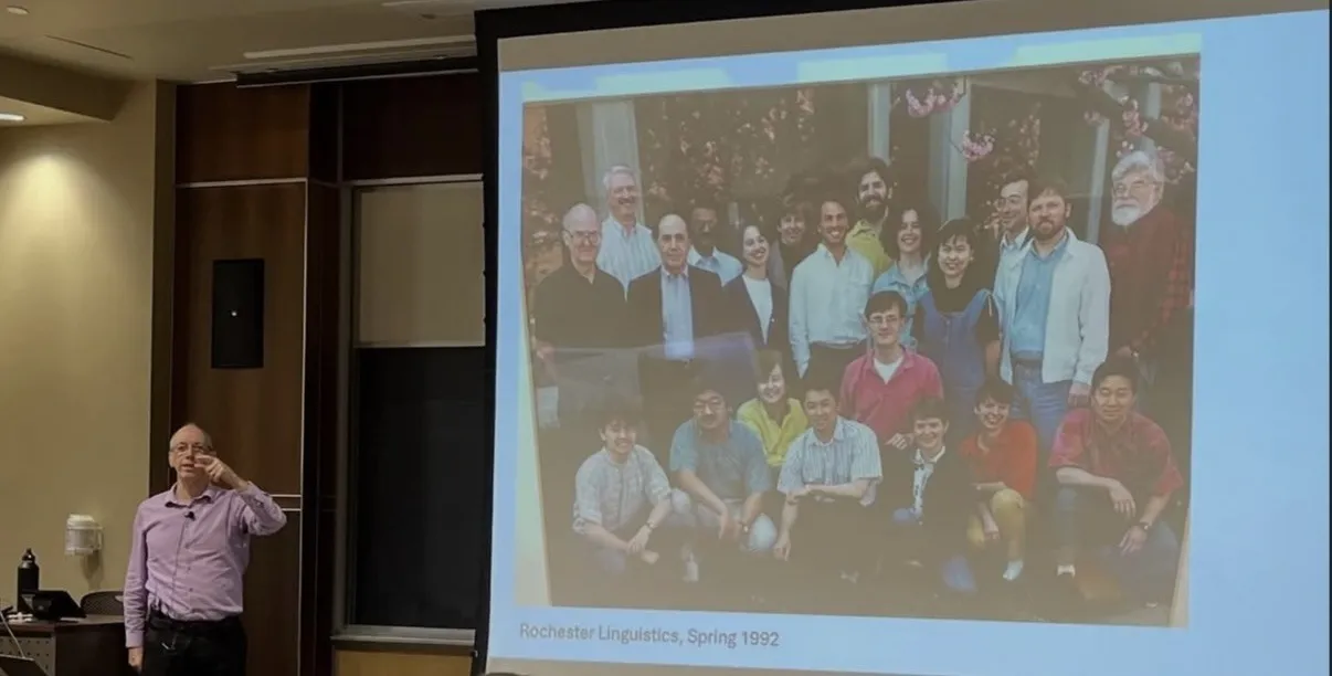 Colin 教授在讲座上展示罗切斯特大学语言学系 1992 年春天的合影